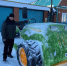 Валерий Цыганов из Буинска в этом году  слепил из снега трактор, оснащенный рулем, сиденьем и даже номерным знаком - Газета Знамя
