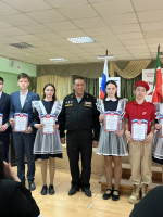 Семья участника СВО Альберта Камалетдиноваиз Буинска подарила второй автомат Калашникова школе, где учится их дочь